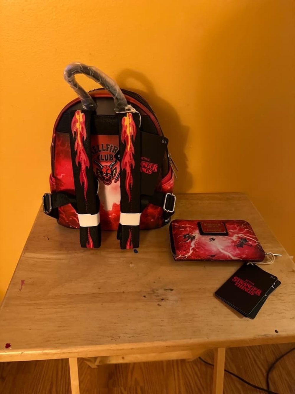 Lounge Fly Stranger Things Eddie Munson The Piggyback Mini Back Pack Exclusive - Picture 4 of 8